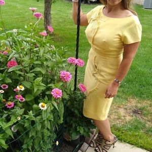 Vintage 1960s yellow mid-length back-zip dress —- size runs medium— fits 6-10 D